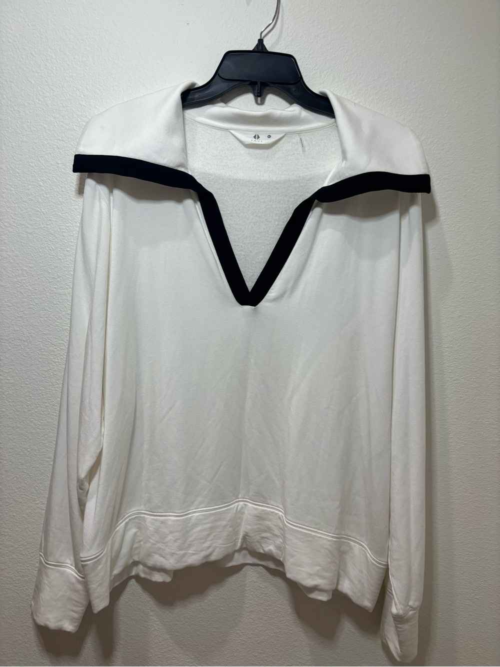 Tavi Active Women’s White V-Neck/Sailor Collar Pullover Long-sleeve Top size XL